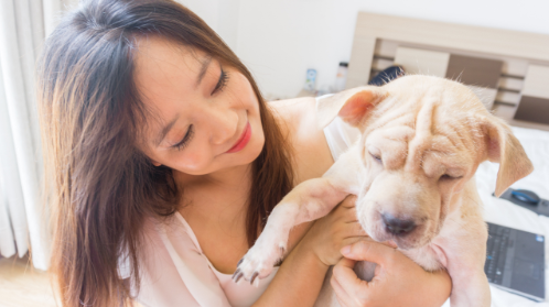 Femme tenant un chien